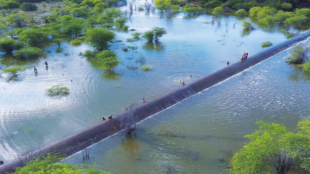 Imagem de drone do açude cacimba da várzea sangrando após 4 anos