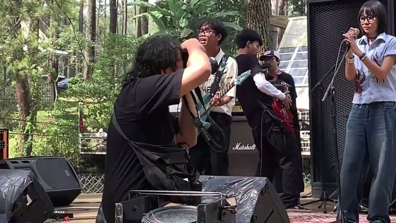 H E L L - Bloomys (feat.angelena behr)  live at Lembang Fest Audition