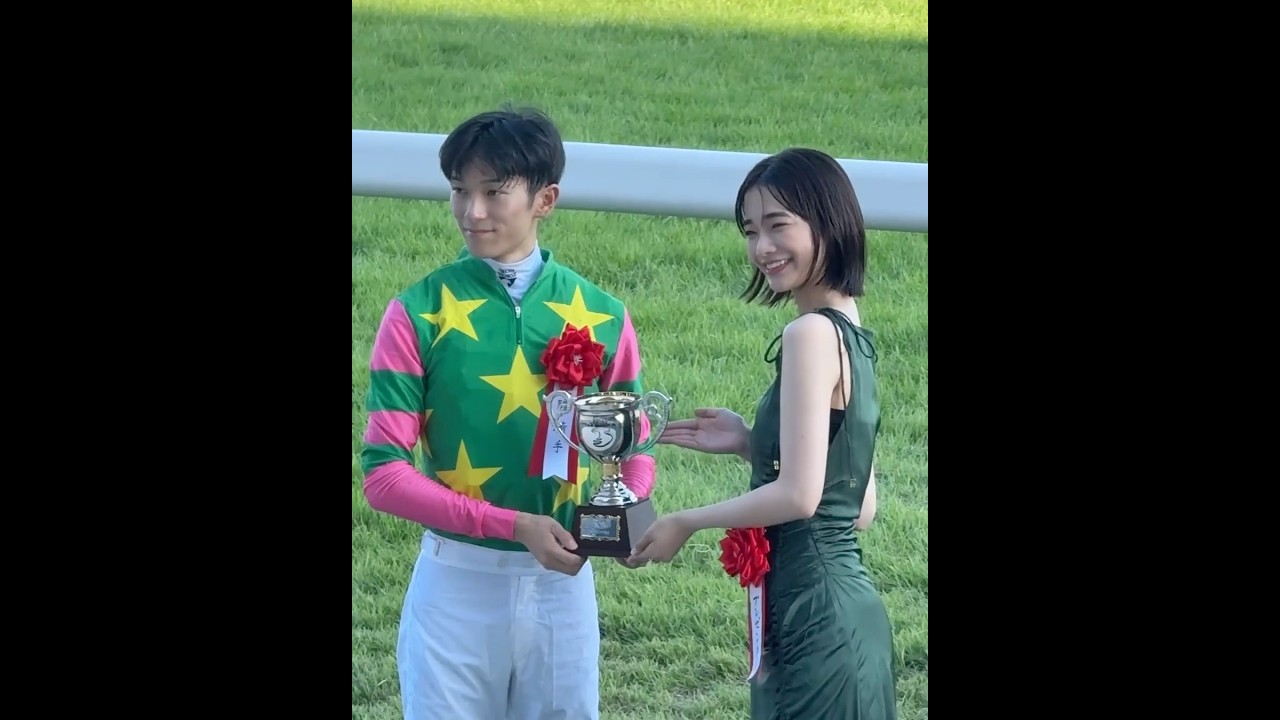 見上愛さん 新潟記念をシランケドで勝利の坂井瑠星騎手と記念撮影