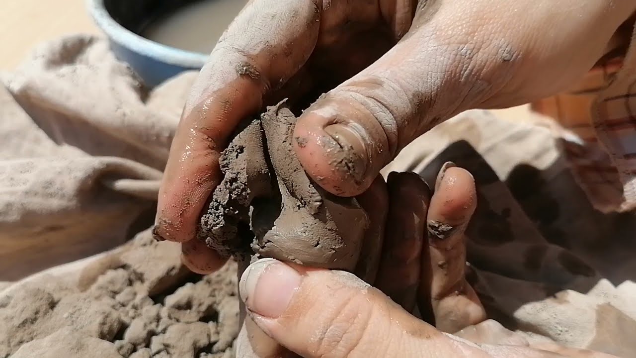 تحويل تراب الى طين  how to make clay from Dirt #diy