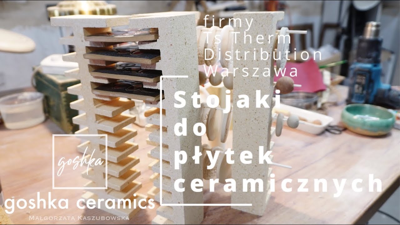 Warsztaty Ceramiczne - wypalanie - kafelki na stojakach firmy TS Therm Distribution.