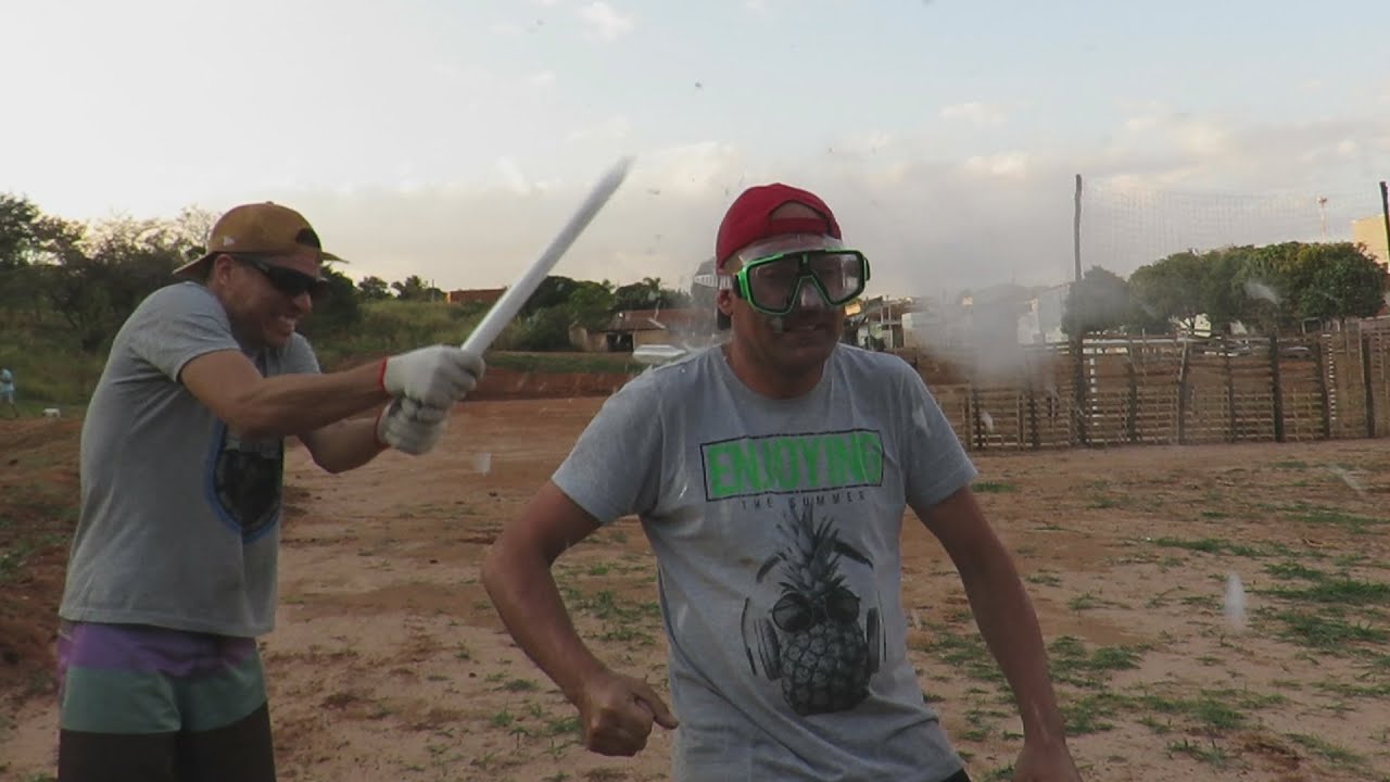 QUEBRANDO LAMPADA FLUORESCENTE NAS COSTAS E NA CABE&Ccedil;A # DESAFIO