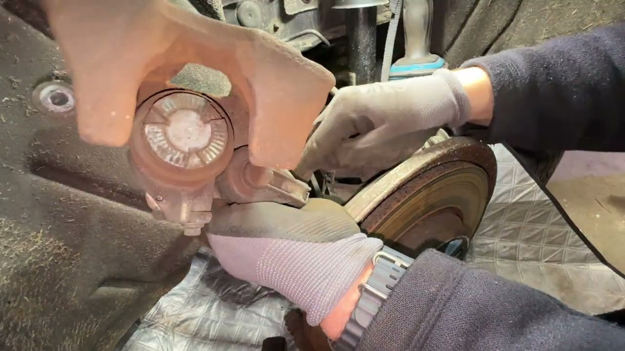 PKW Bremsen machen: Scheibe (Bremsscheibe, Hinterachse) demontieren Audi A4/S4 Anleitung