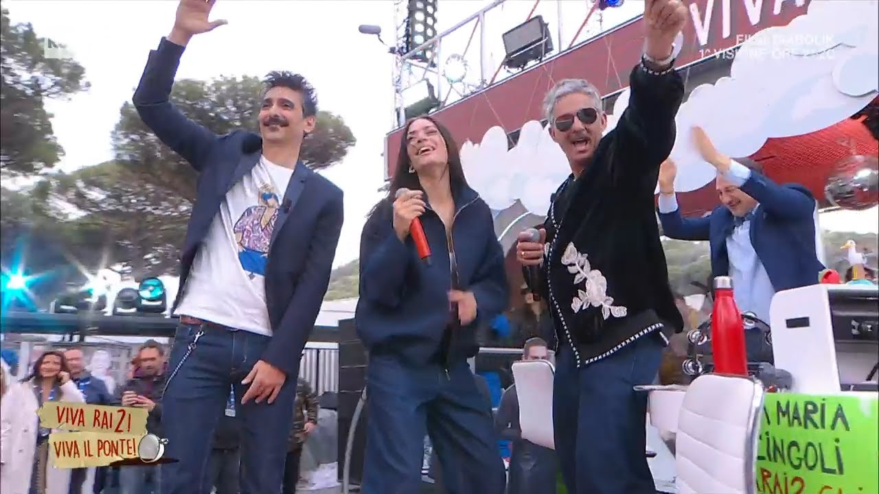 Elodie a sorpresa nel glass, ed &egrave; subito festa! &ndash; Viva Rai2! 26/04/2024