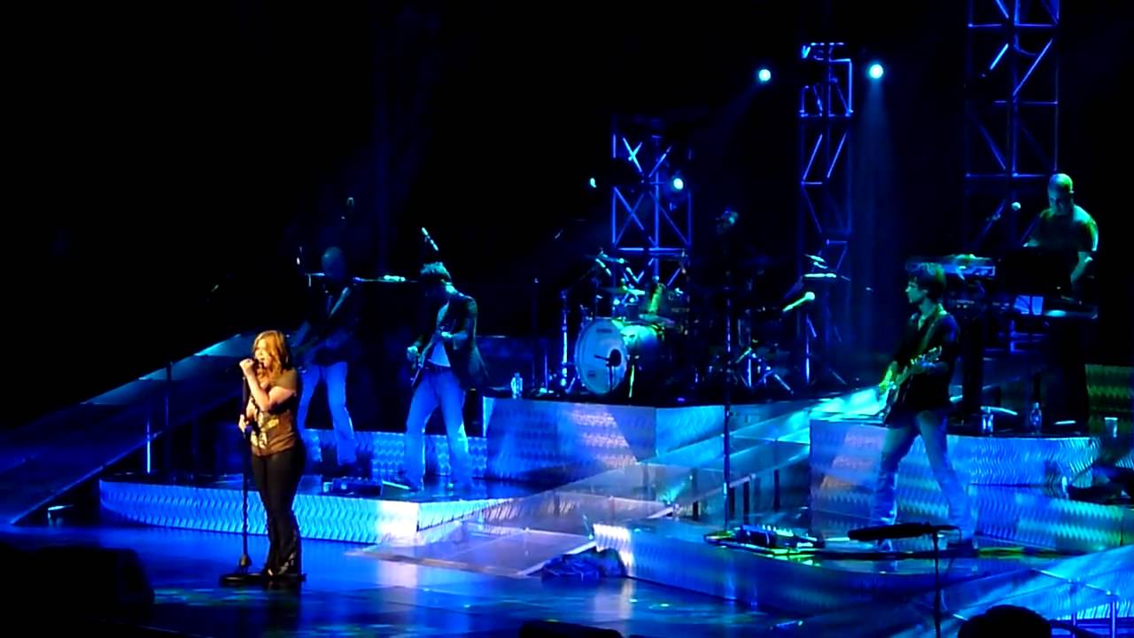 Kelly Clarkson - That I Would Be Good / Use Somebody @ Acer Arena 17 April 2010