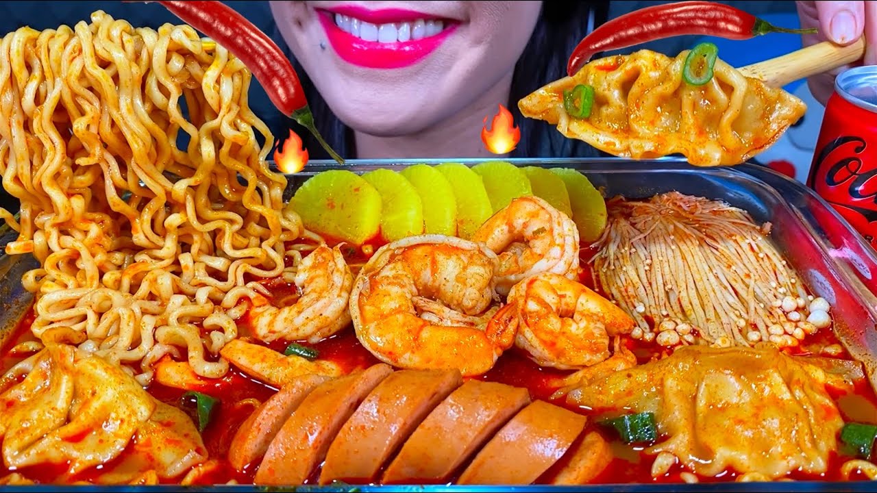ASMR SOUPY SPICY NOODLES, SHRIMPS, KIMCHI DUMPLINGS, SAUSAGE, ENOKI MUSHROOMS MASSIVE Eating Sounds