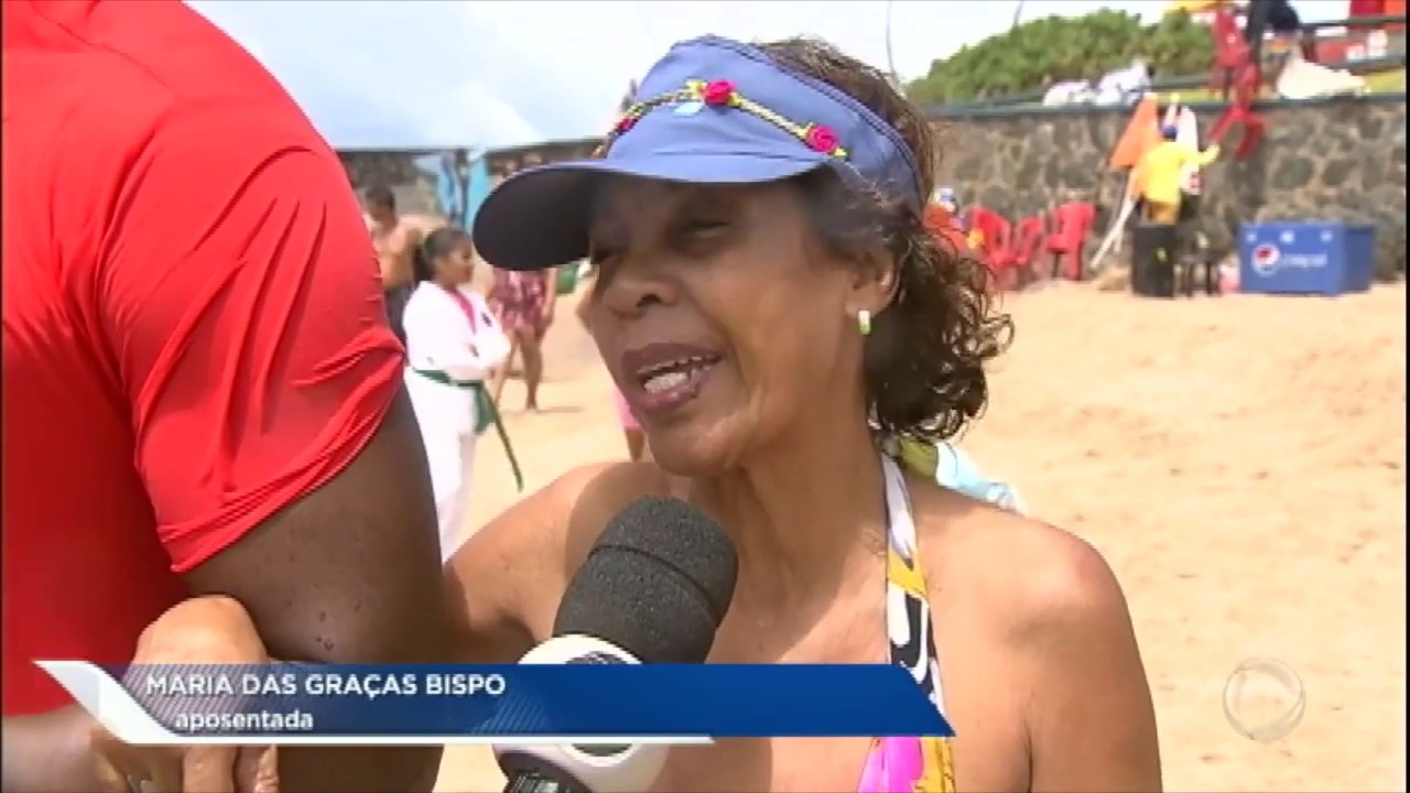 Projeto leva pessoas com dificuldade de locomoção às praias para tomar banho de mar