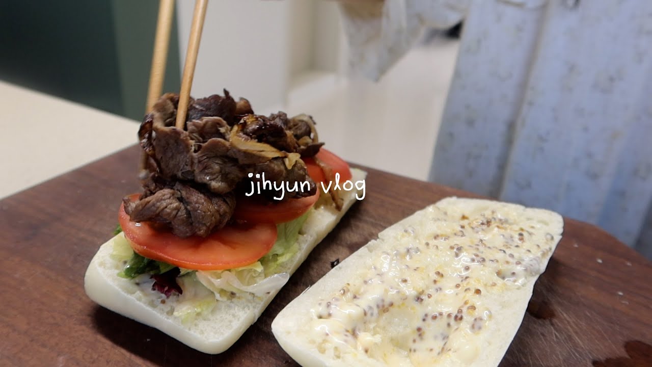 vlog | 고양이와 함께 보내는 주말  🥞 달달한 사과잼으로 애플파이, 불고기 샌드위치, 소소하게 홈파티 즐기고 크로플 맛집 다녀온 일상