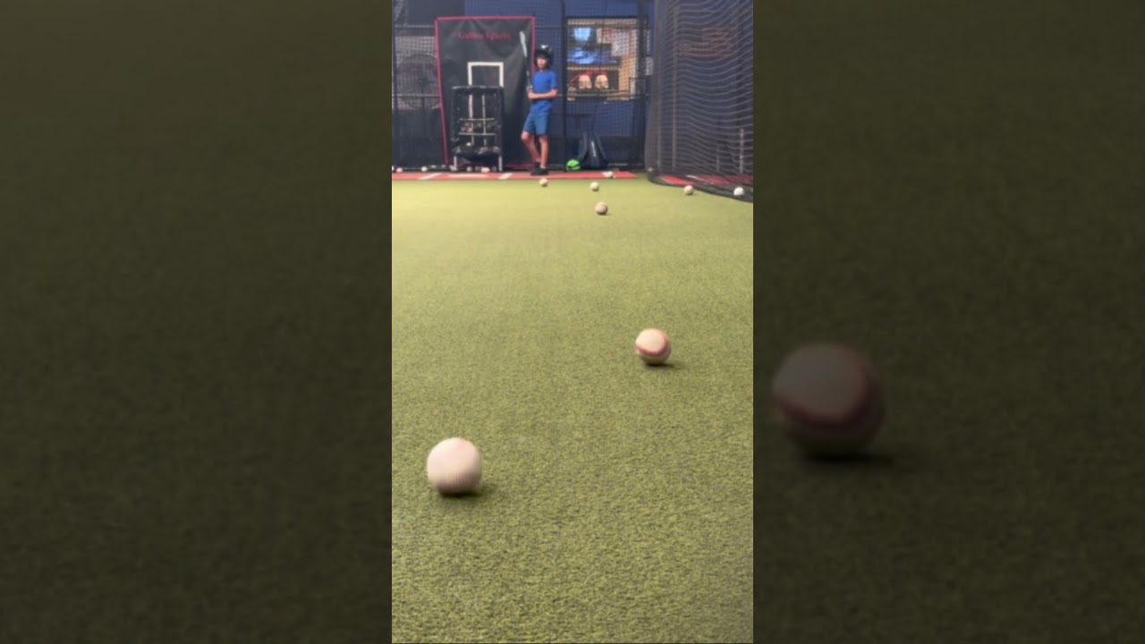 Gram w baseball w klatce do odbijania