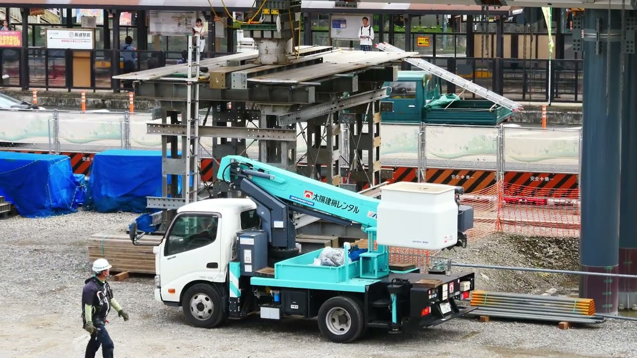 JR長崎駅(東口)南北歩道橋デッキ建設仕上げ｜完成に向けて溶接作業が進行中