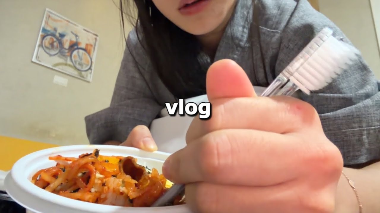 [vlog] 혼자 모텔에서 칫솔로 밥먹는 여자 | 짜글이 삼쏘 낮술 with 안지다씨 | 아이폰17pro로 찍는 뉴 브이로그 | 직장인 음주 먹방 일상 브이로그