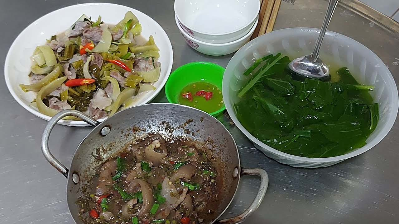 Bữa cơm đơn giản ở Quê lòng heo xào cải chua và canh cải xanh 