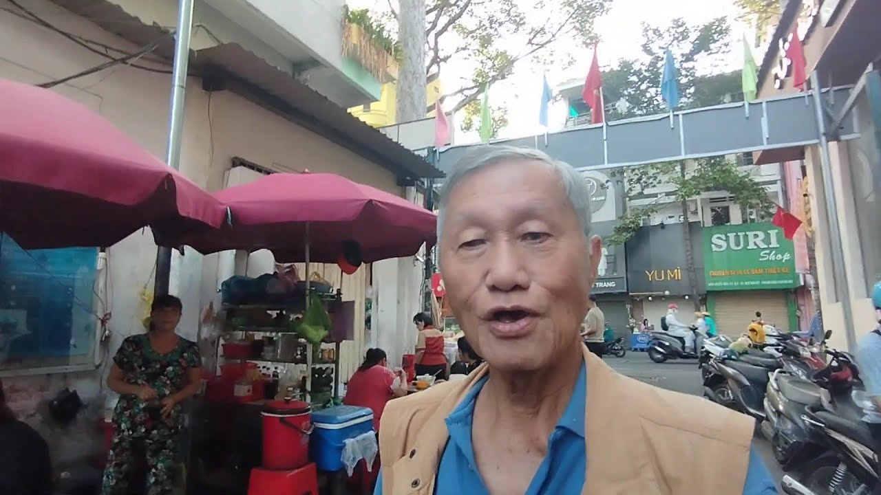 23/01/2026 Chợ Lớn. (3) Chuyện tôi ăn sáng với món hủ tíu bò kho, uống nước dừa. (Vương Khánh Hưng)