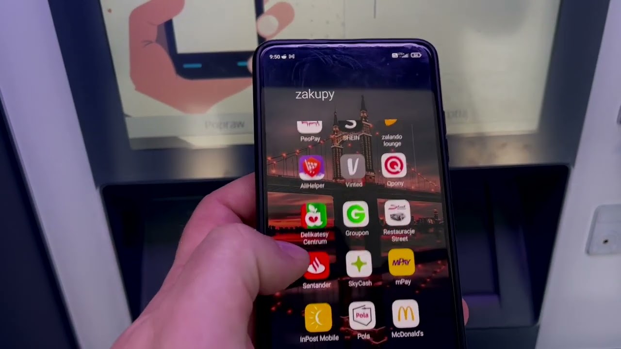 Smartfon - wypłata gotówki z bankomatu przy użyciu BLIKA