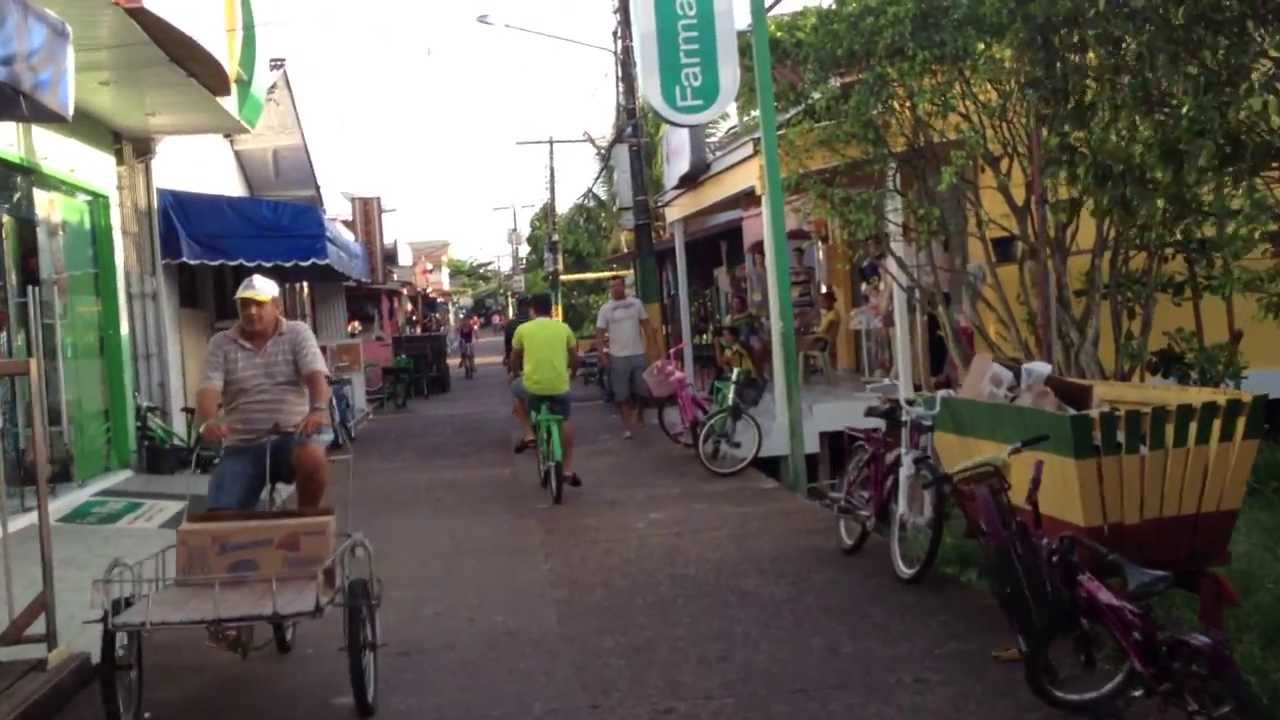 Passeio de bicicleta por Afuá, na Ilha de Marajó - Pará, Brasil.