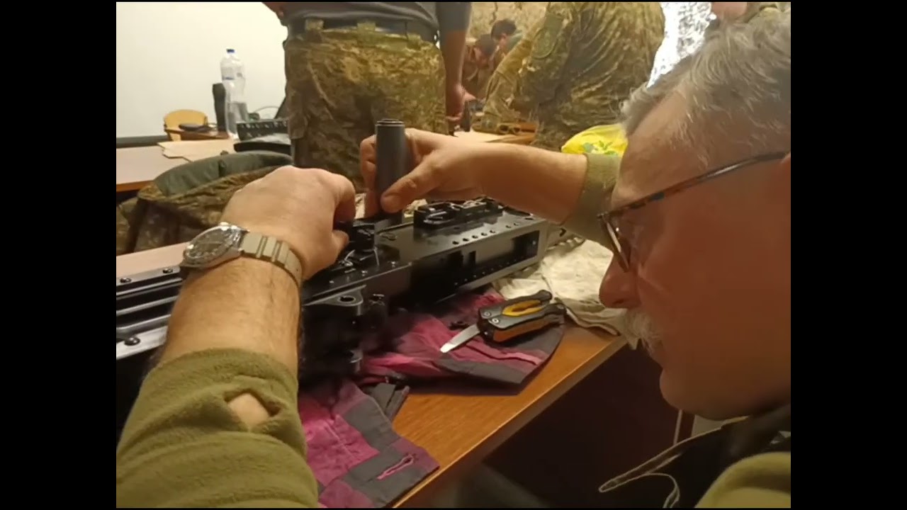 Як поставити назад підпружинений важіль ручки взведення, якщо хтось випадково його відкрутив.