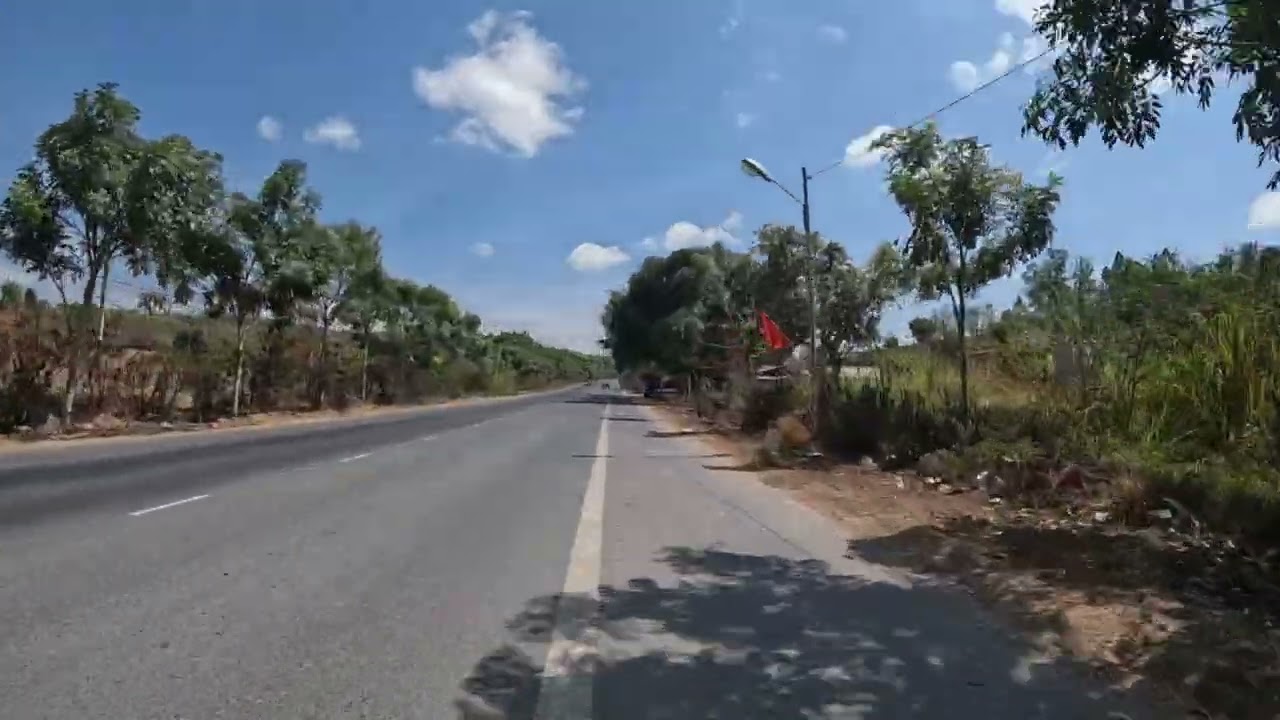 Дорога через город Лам Донг из Датала, Вьетнам 2024