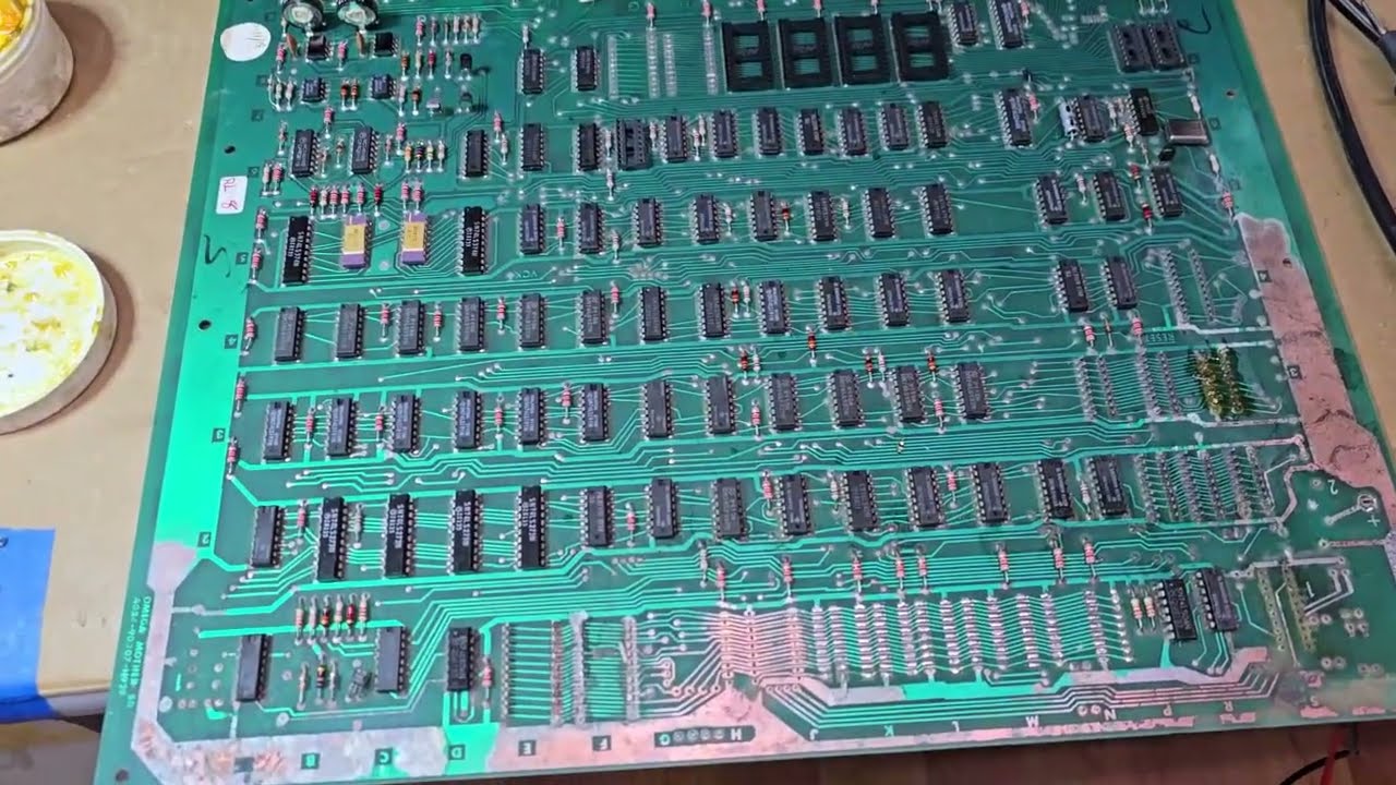 Плата Midway Omega Race PCB #1, часть 1 - Коррозия от щелочной батареи