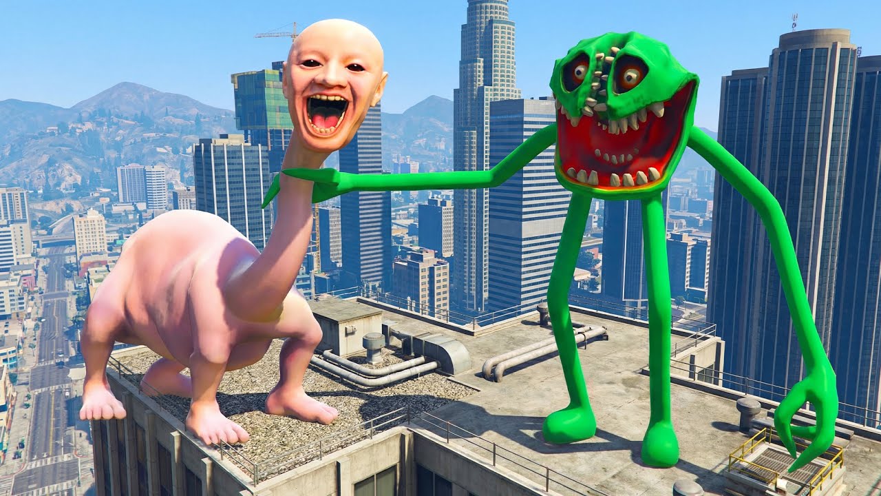 SMILEY HUNGRY SNAKE VS WE SWAM TOO FAR IN THE OCEAN! WHO IS STRONGER?! In Garry's Mod