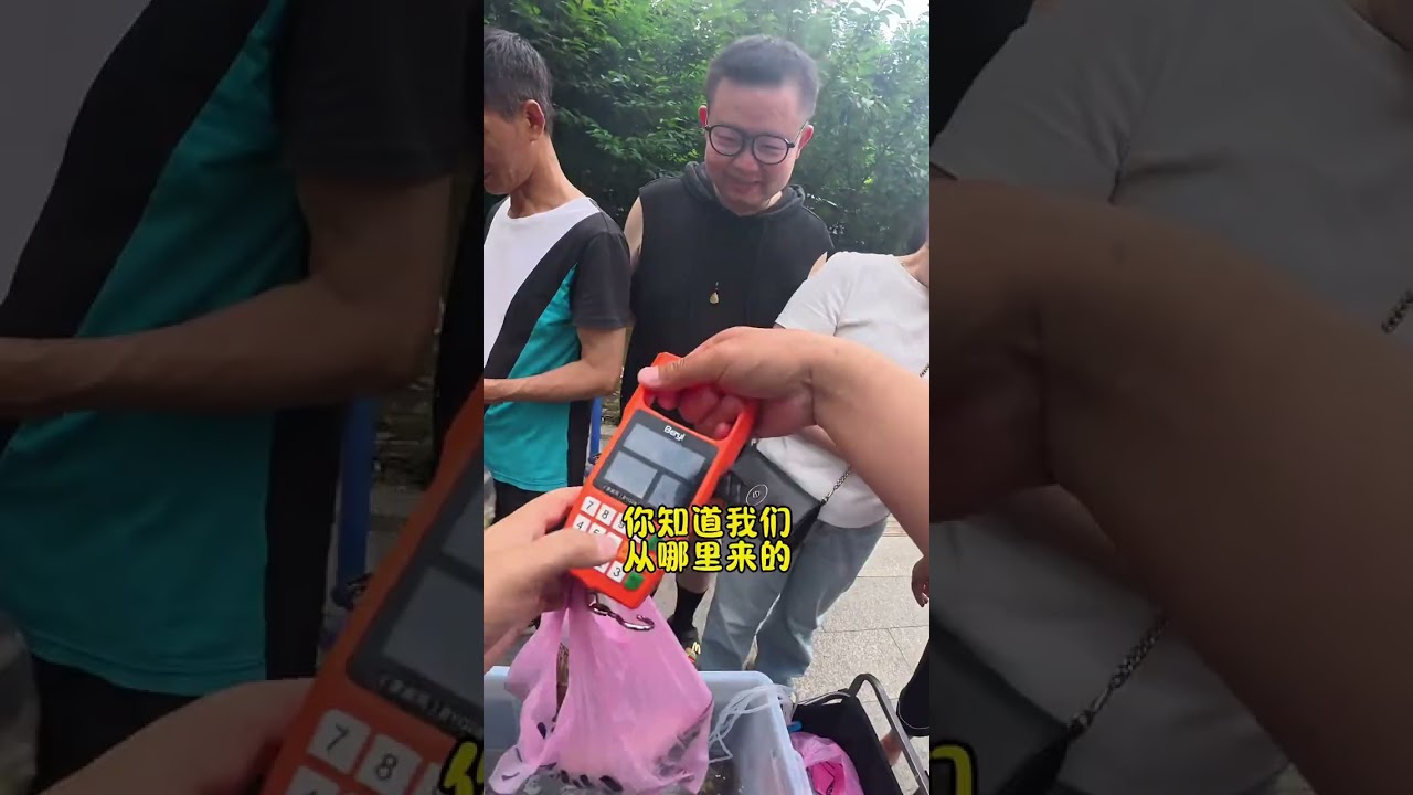 宁愿送给懂货的顾客，也不卖给故意压价的人！#我的摆摊日记 #鳜鱼#钓鱼 #摆摊创业 #忘崽夫妇的路亚日记