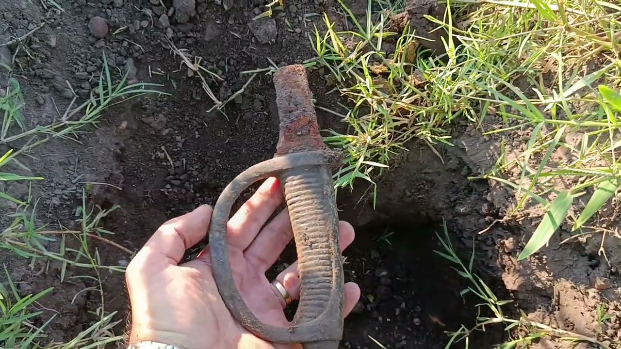 Sable Briquet hallado en campo de batalla.