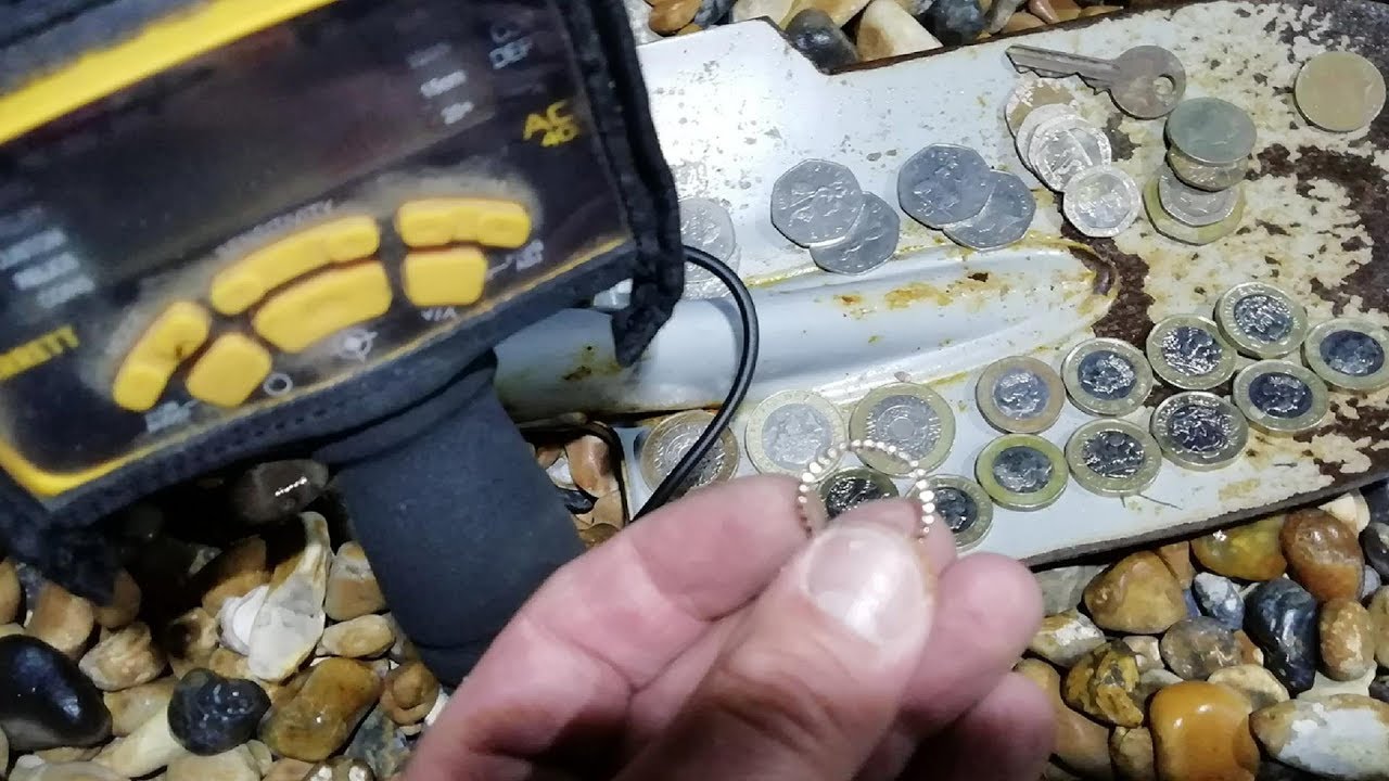Garrett Ace 400/400i The coin hoover metal detecting the beach at night with Lee nel tornado coil