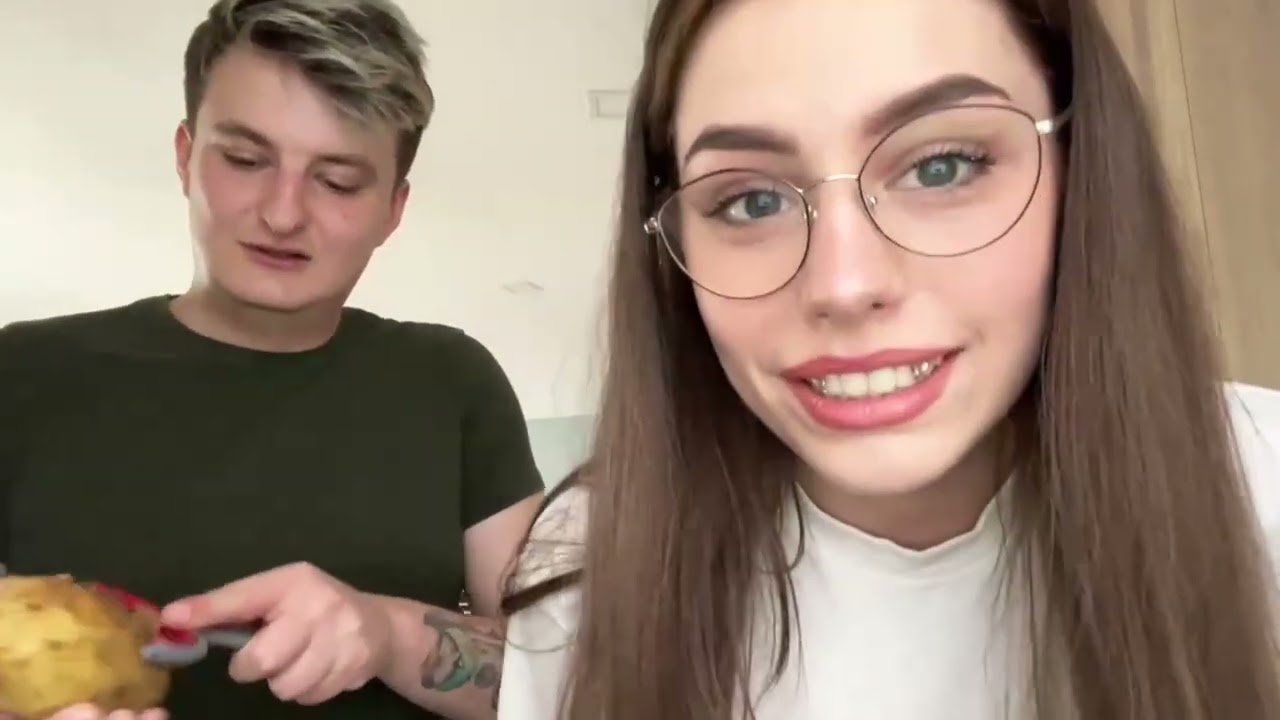 IRL ZLOY Готовит борщ с BarbieGirl🥘