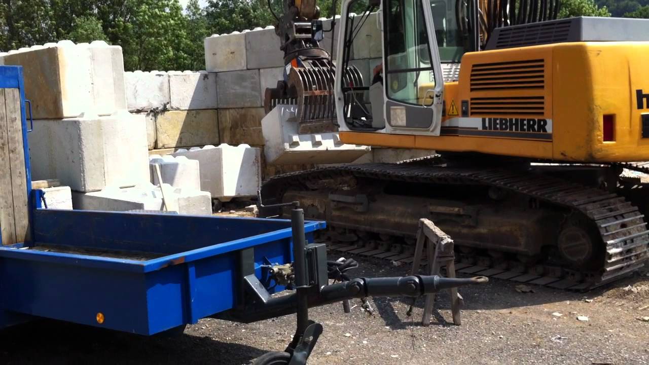 Hafner Bau Liebherr 924 HDSL mit Sortiergreifer beim Multiblog versetzen