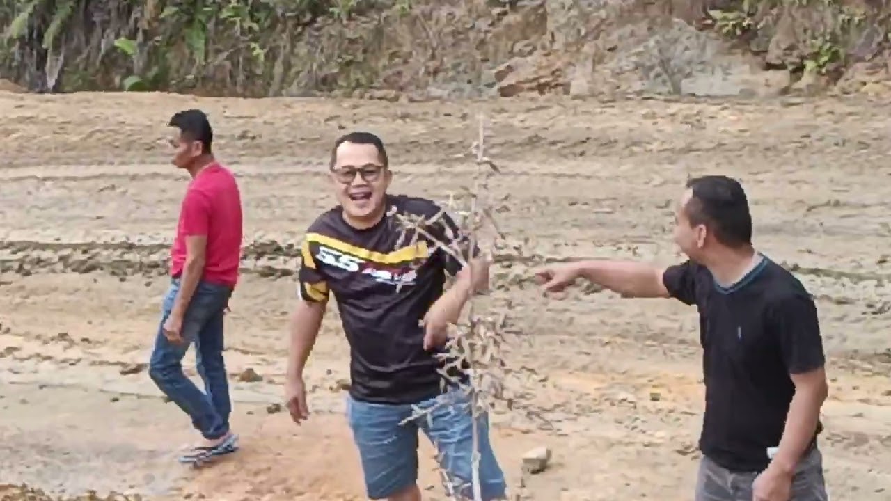 MEMBUAT PERSIAPAN,GOTONG ROYONG MENGALI LUBANG KUBUR,UNTUK MENDIANG DATUK SAYA.( ITAM ANAK MALENG )