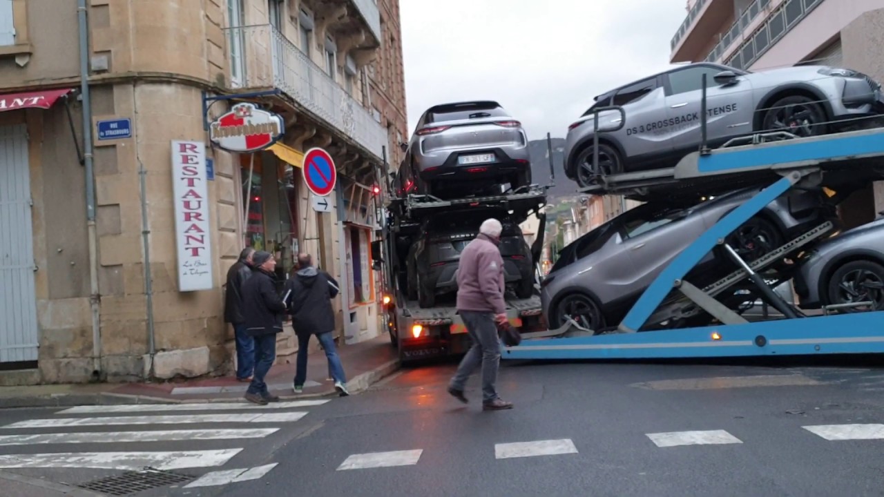 Un porte voiture se trouve bloqué dans les rue de Millau