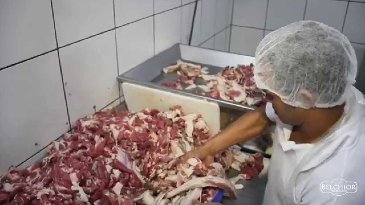 Conhe&ccedil;a o processo de fabrica&ccedil;&atilde;o da lingui&ccedil;a defumada Belchior