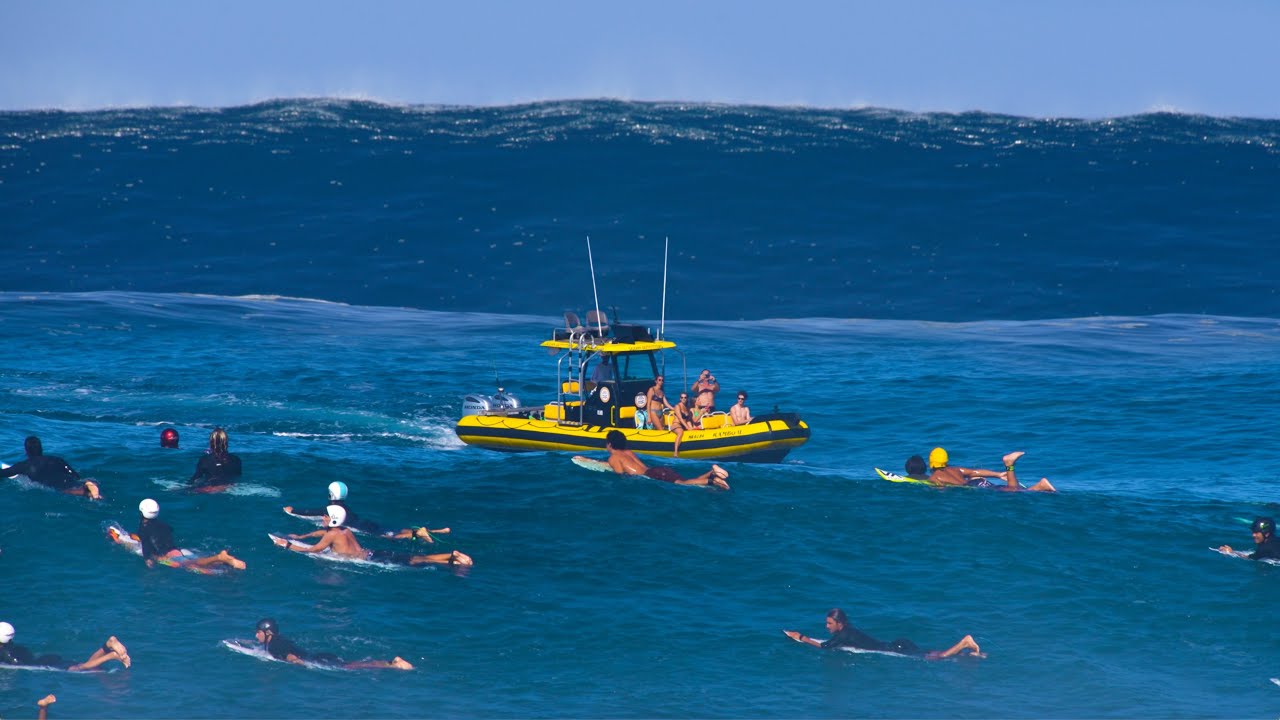 WHAT WAS THIS BOAT THINKING AT MAXING PIPELINE!? (HAWAII)