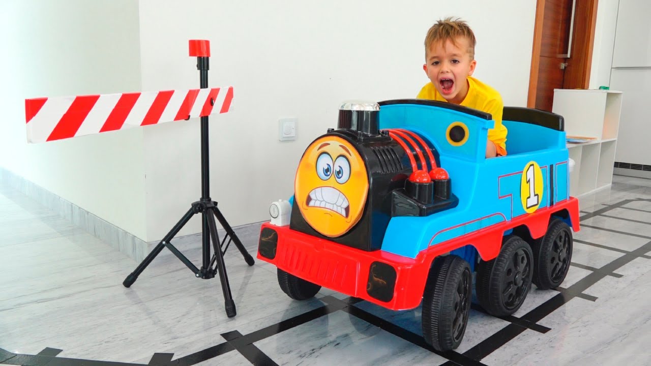Vlad et Niki jouent avec les trains jouets