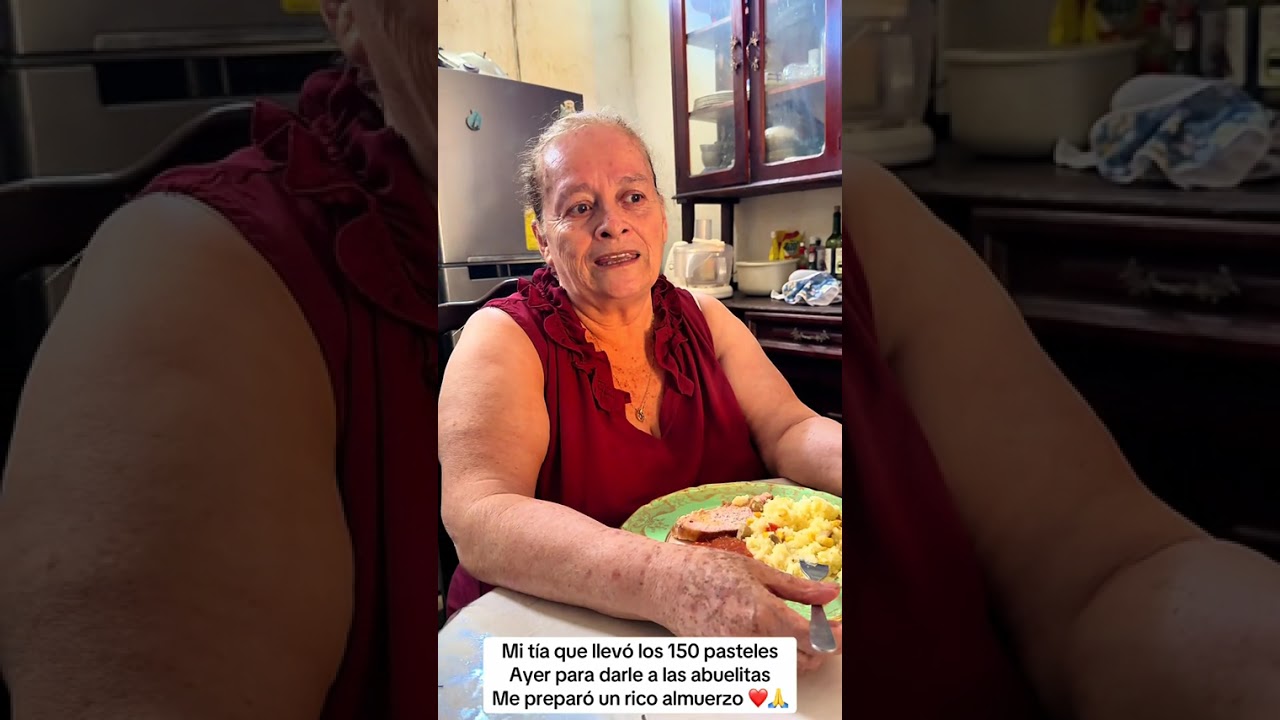 Mi tía @Alma Lopez209 que llevó los 150 pasteles Ayer para darle a las abuelitas Me preparó un ric