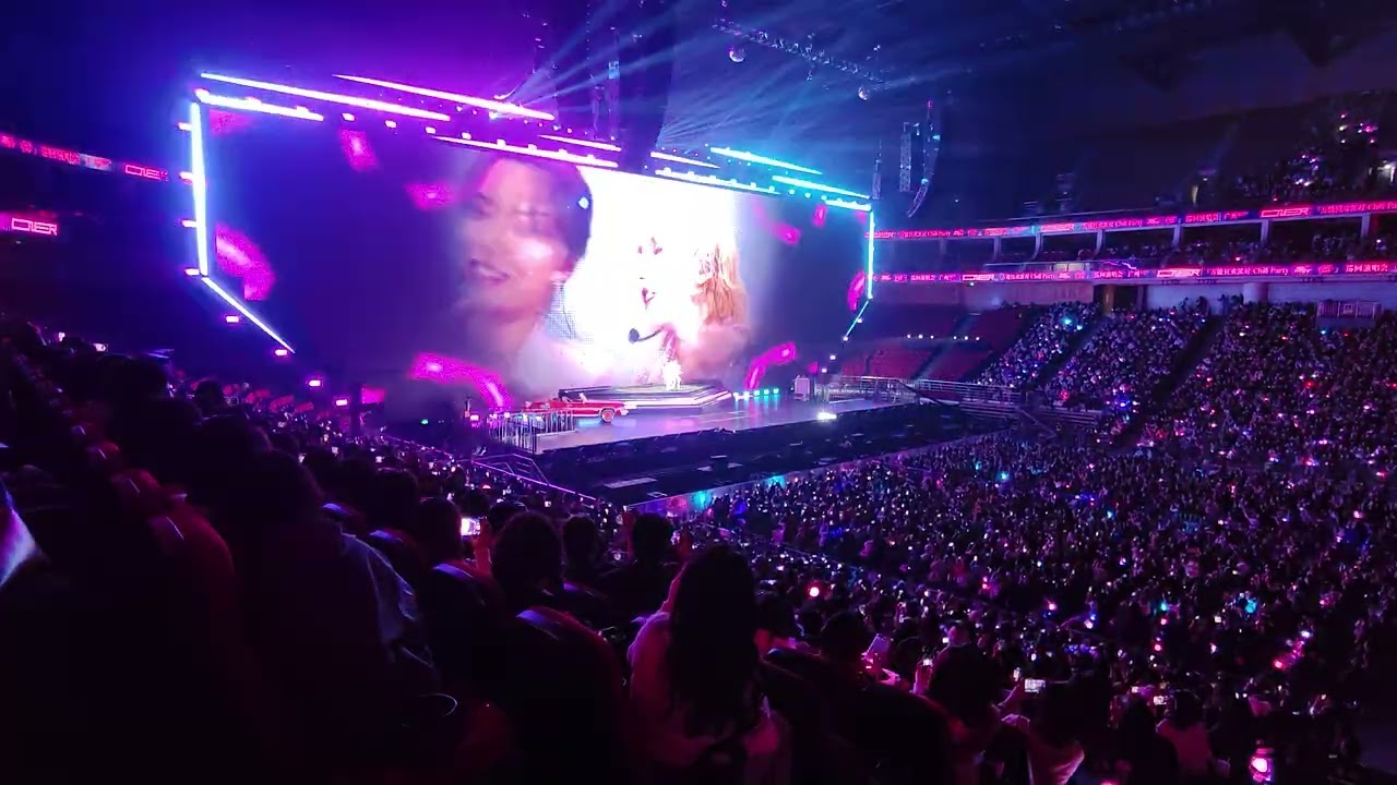 ONER狂欢巡回演唱会广州站大屏(过曝)—灵超+木子洋《trouble maker 》
