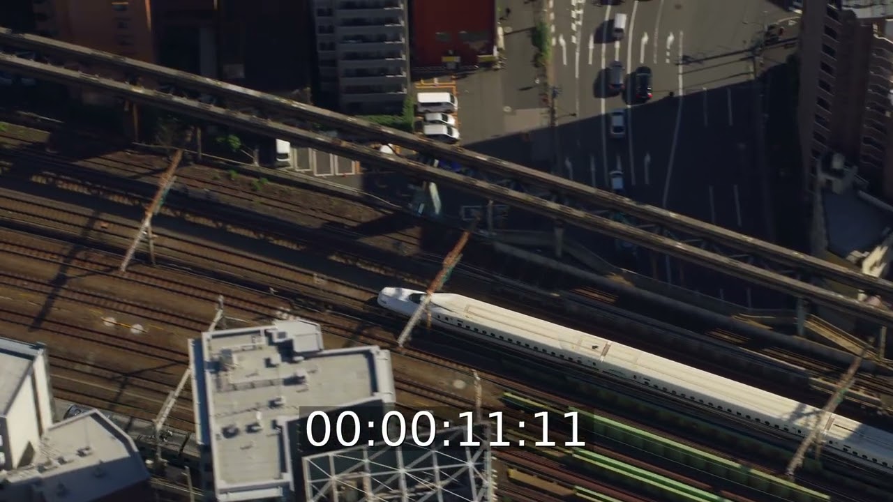 Personenzug Shinkansen- Hochgeschwindigkeitszug in Fahrt in Tokio in Japan