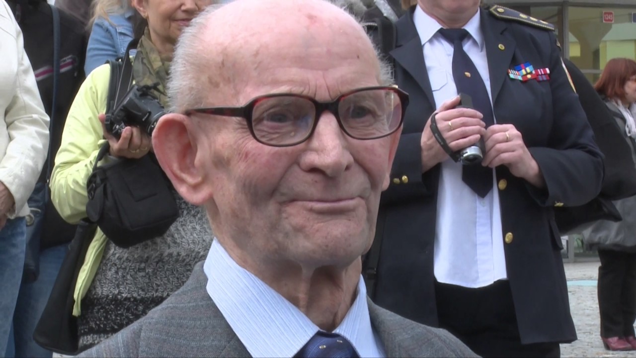Rychnovsk&yacute; akvarista Josef E&scaron;pandr dostal Pamětn&iacute; medaili hejtmana