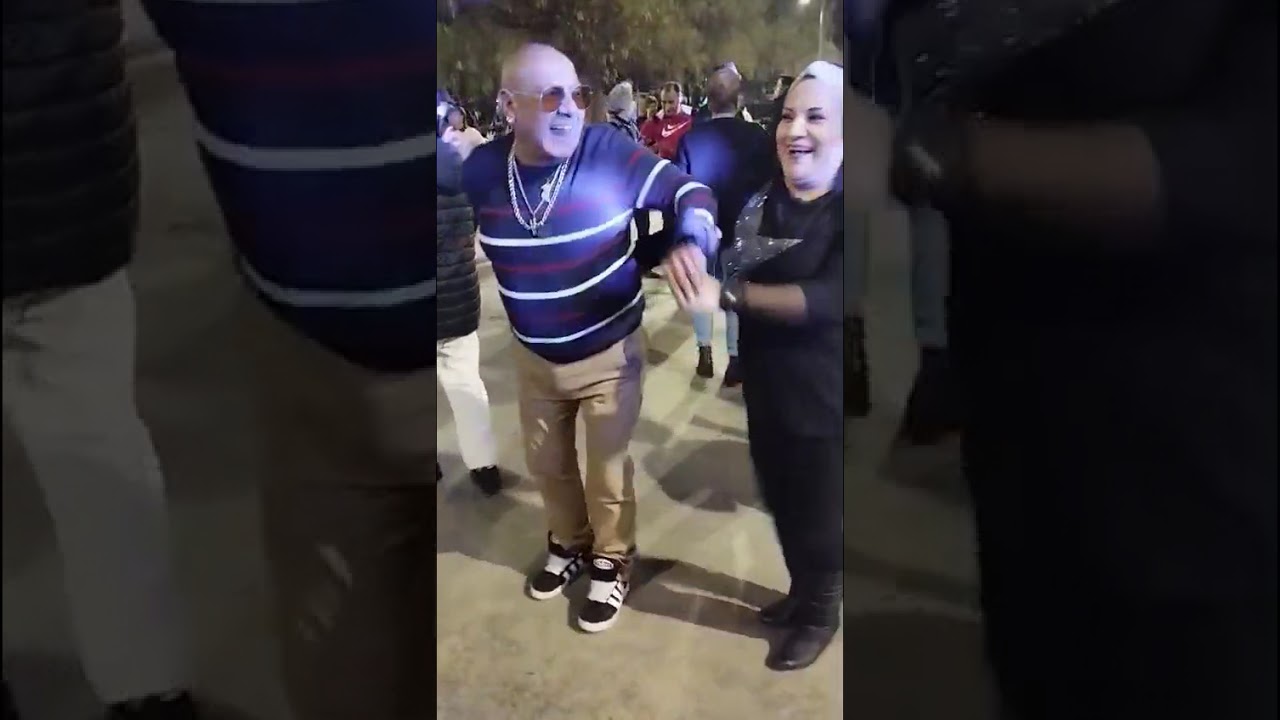 El poeta de la salsa bailando con la pequeña lau