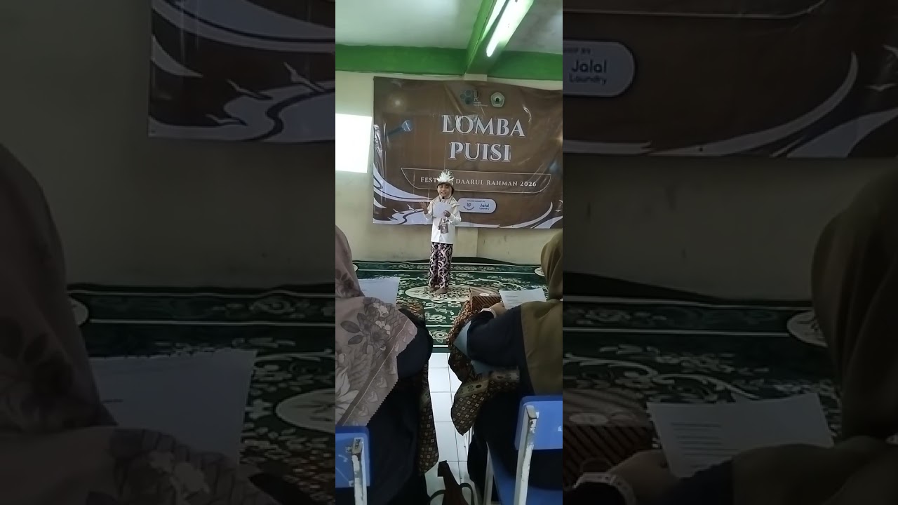 Yasmin baca puisi 