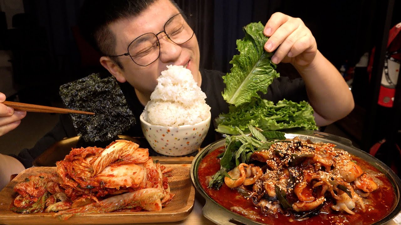 돼지갈비위에 갑오징어볶음 올려서 함께 먹으면 미친다는데 대박 레전드 먹방 dwaejigalbi and Stir fried Squid eatingshow realsound korea