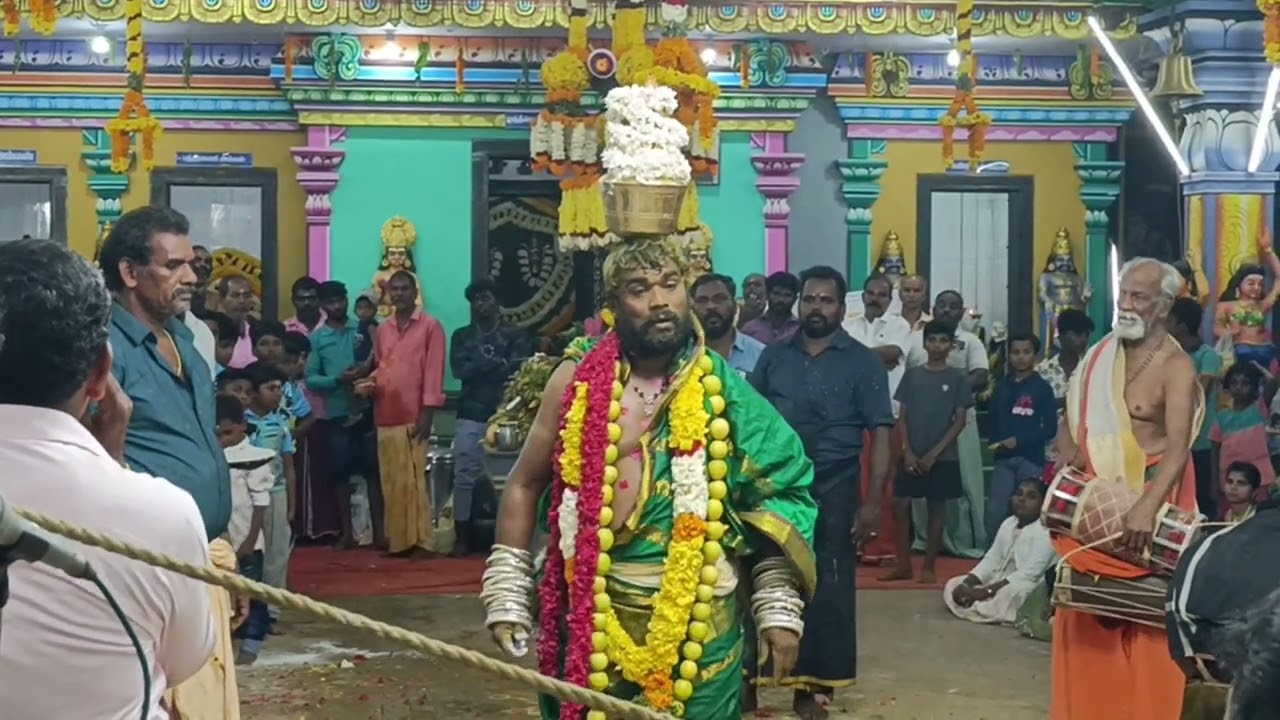 பத்திரகாளி அம்மன் கும்பம் எடுத்து ஆட்டம்