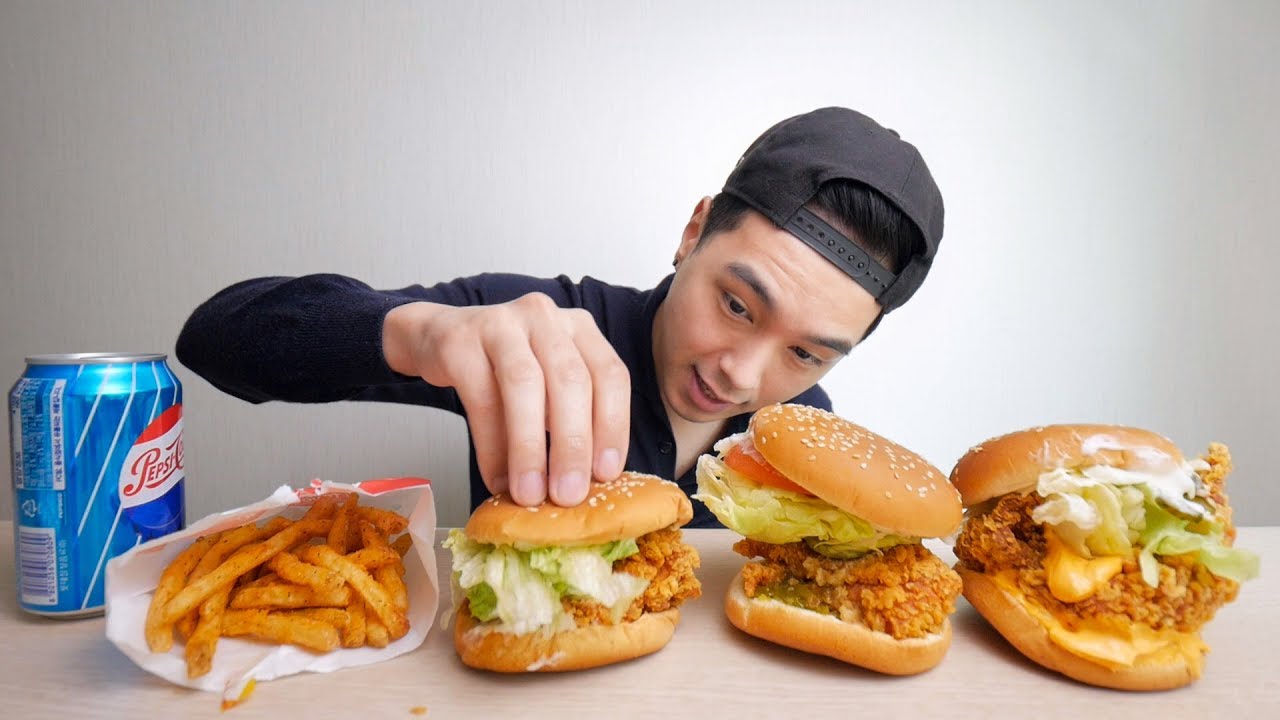 Korea's #1 Fast Food Chicken Sandwich Joint -  Mom's Touch Mukbang