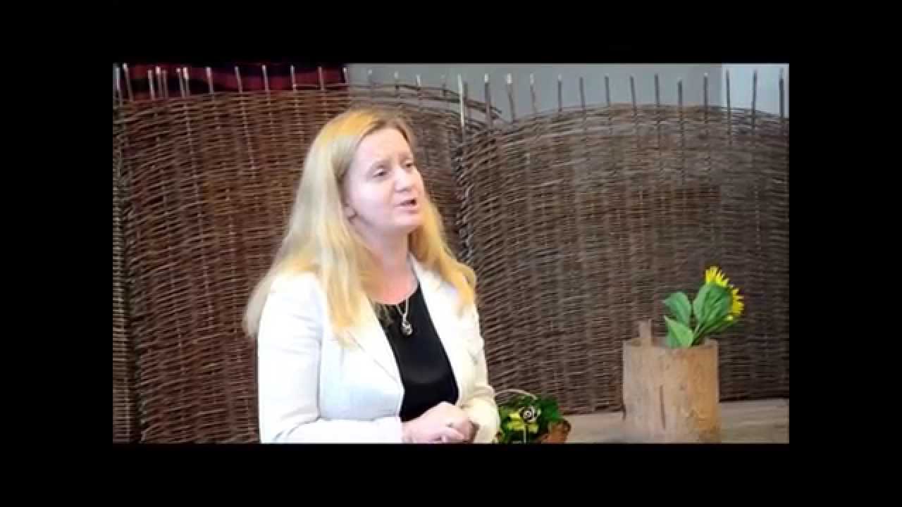 Dr Weronika Grozdew-Kołacińska wykonuje pieśń 