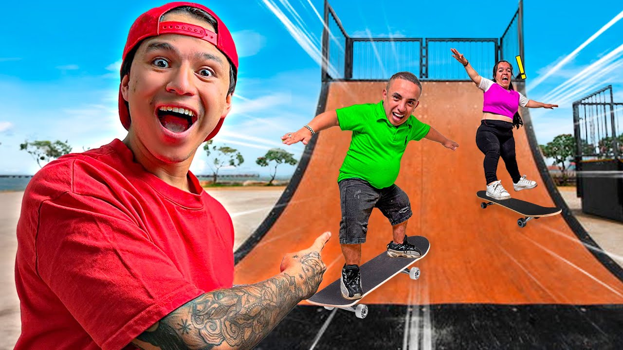 ¡LE ENSEÑO HACER SKATE a LOS ENANOS ! * CAIDAS GRACIOSAS 😂