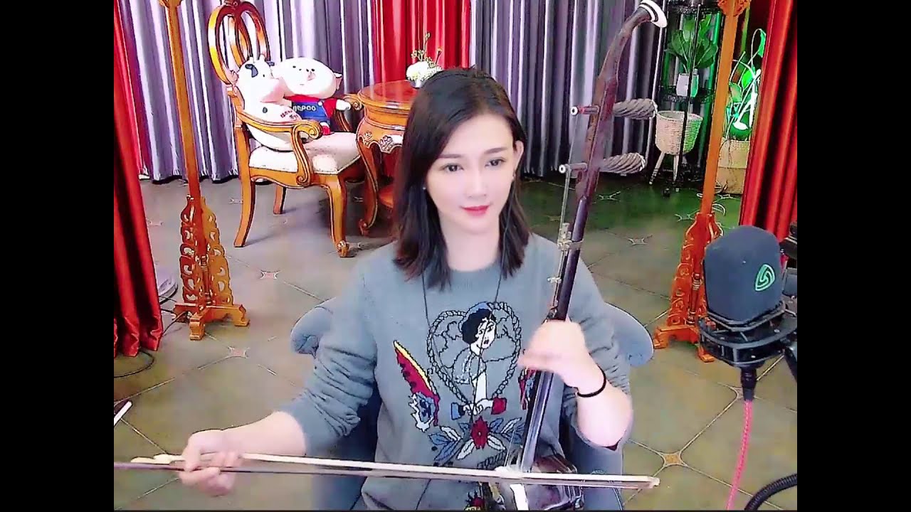 小E二胡演奏《女人花》我有花一朵，种在我心中，含苞待放意幽幽，朝朝与暮暮，我切切的等候，有心的人来入梦，女人花，摇曳在红尘中，随风轻轻摆动，只盼望，有一双温柔手，能抚慰，我内心的寂寞，花香满枝头