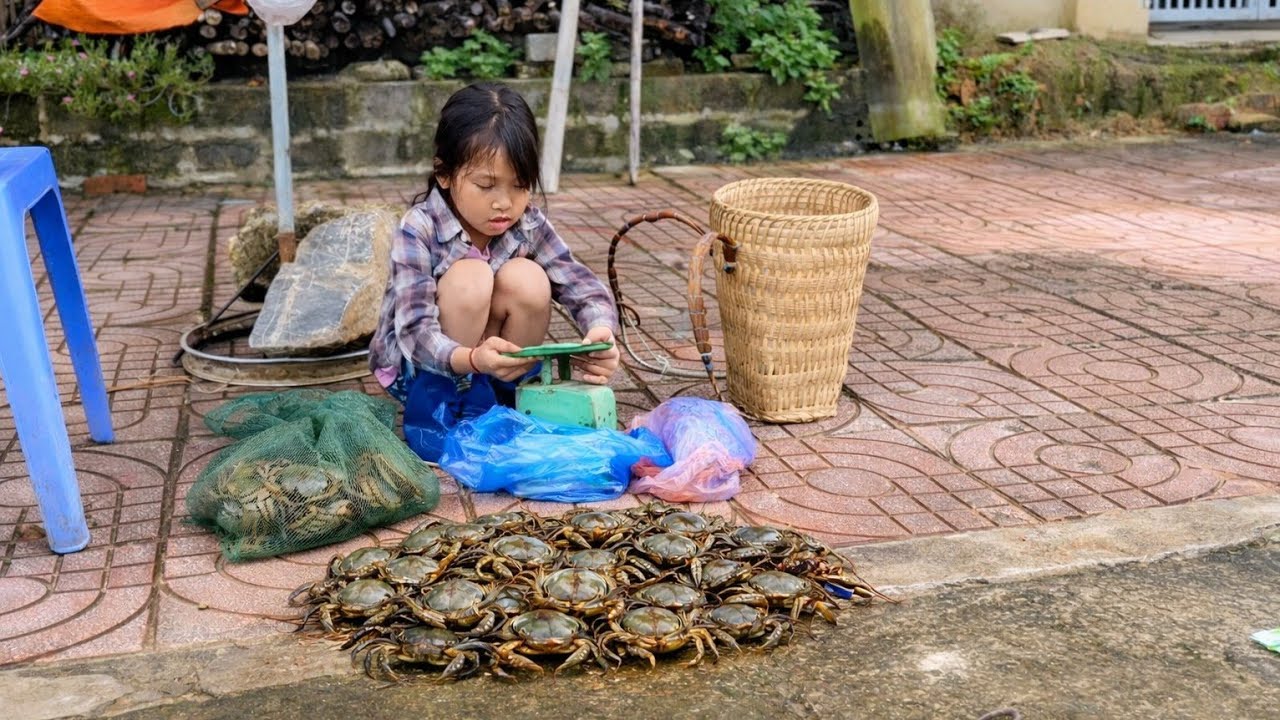 Homeless Girl Searches for Field Crabs, Sells Them at the Market, With No One to Rely On