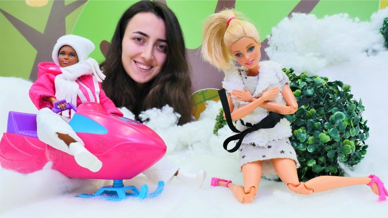 Barbie Sevcan ile kayak için bavul hazırlıyor. Kız oyunları. Barbie kar kıyafetleri. Oyun videosu