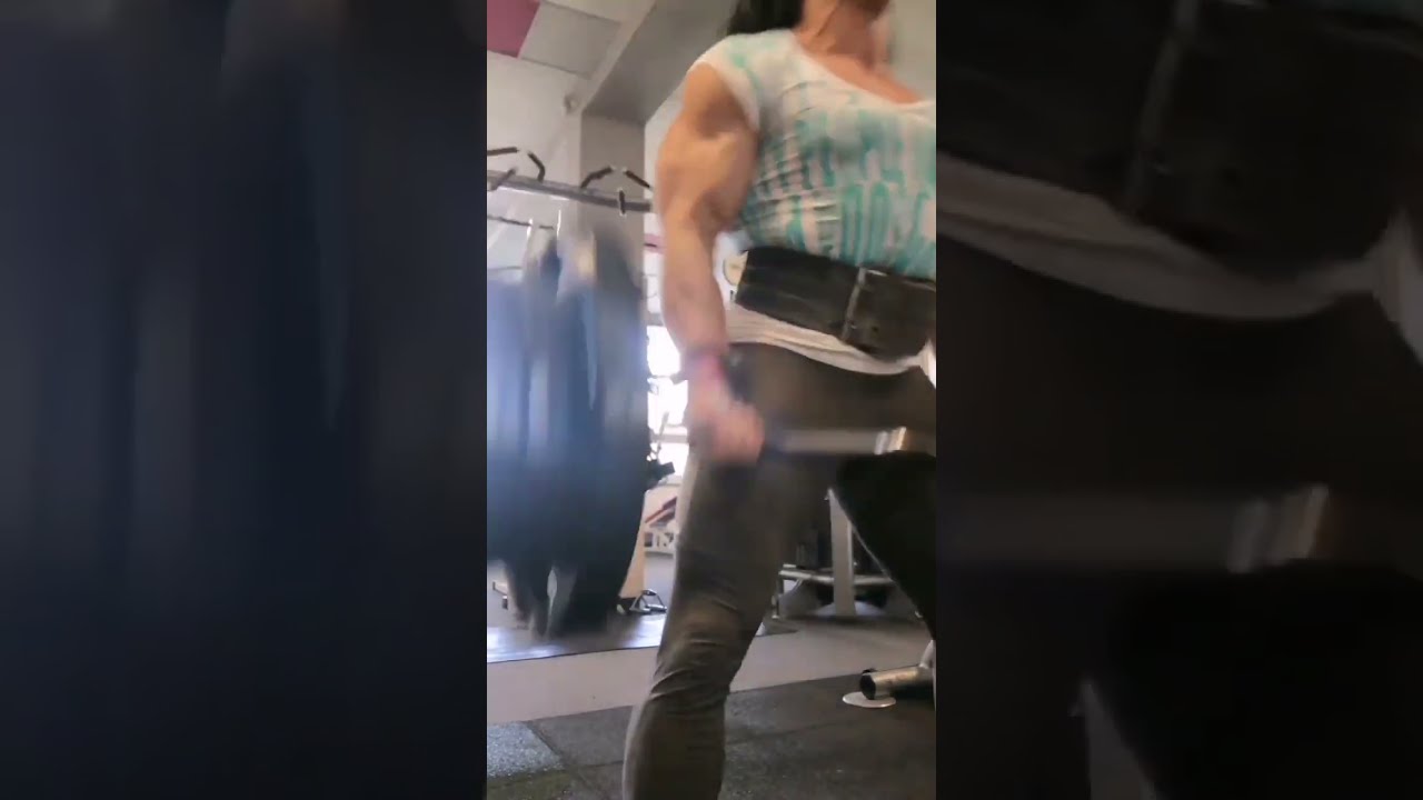 Tifani Wittman does barbell curls with almost 90 kg 😳👍💪
