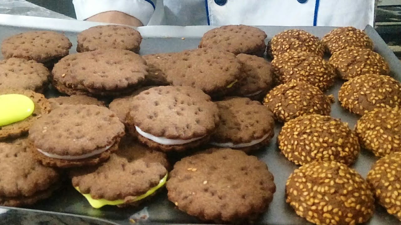 بيسكوي + غريبة بزنجلان بالفينوا وبالشكلاط دون ان يتغير شكلة طوب 👍