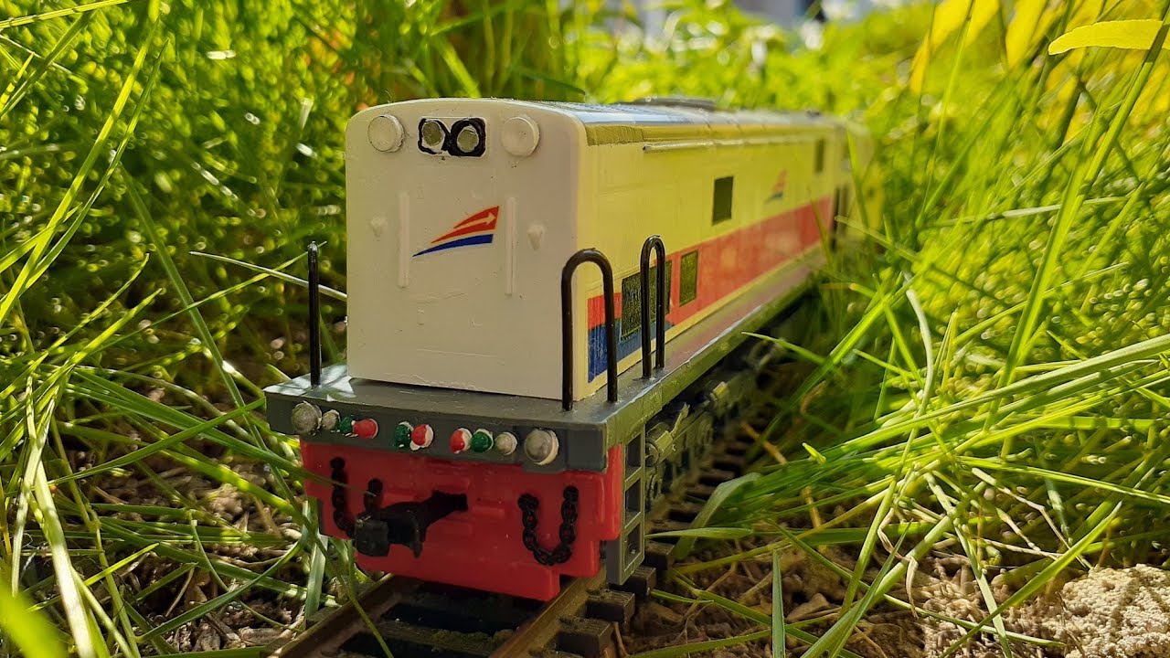 review miniatur kereta api indonesia lokomotif cc201 agung craft skala 87